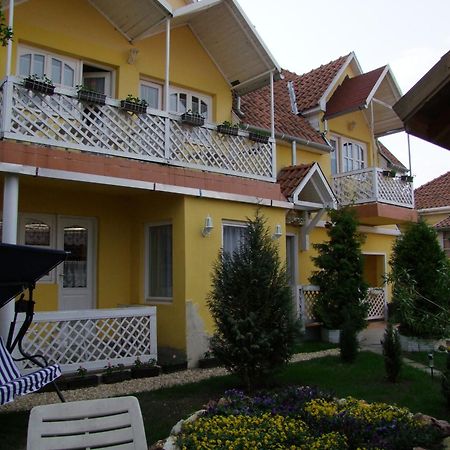 Castello Vendeg Es Apartmanhaz Егер Екстериор снимка