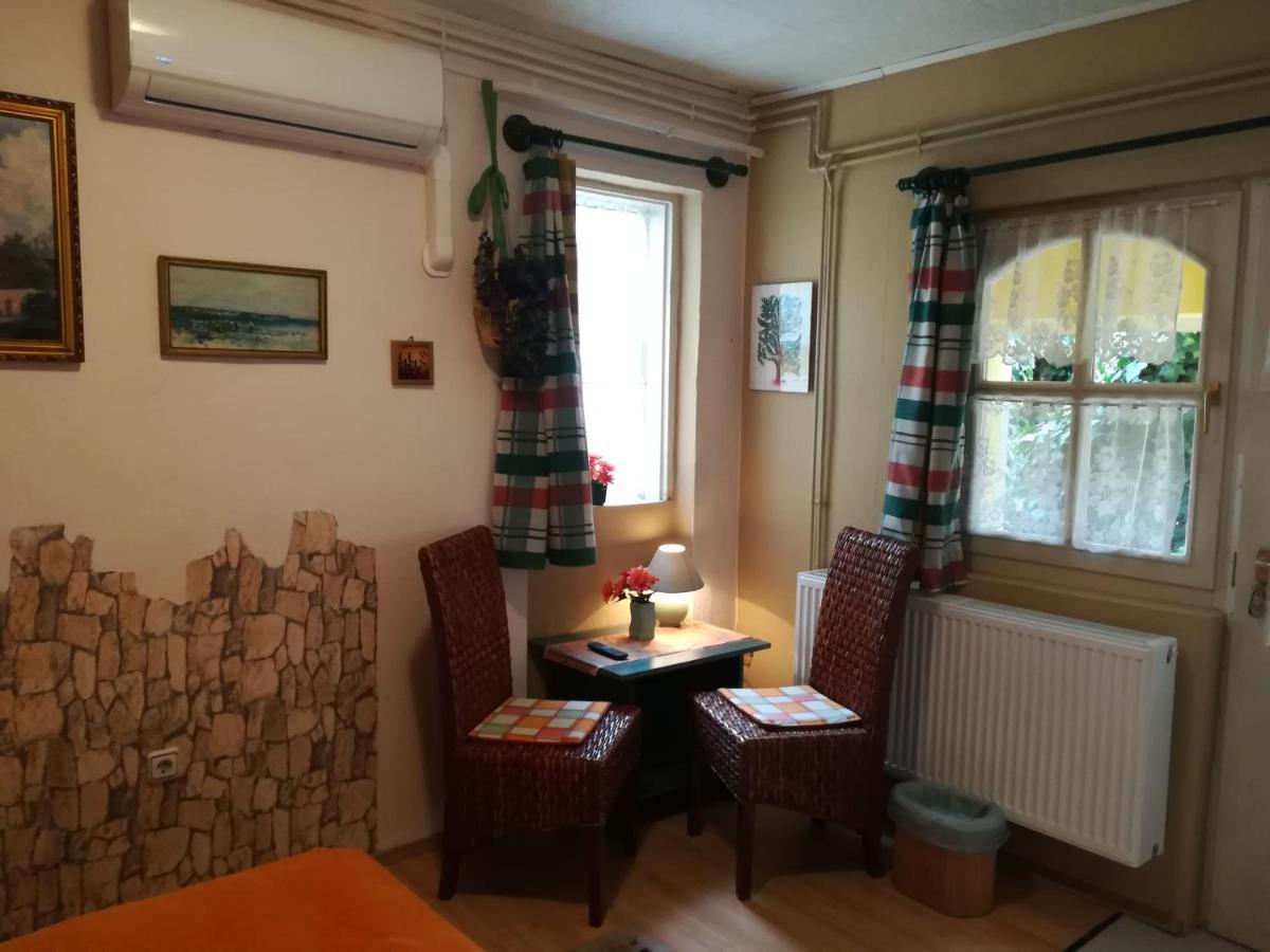 Castello Vendeg Es Apartmanhaz Егер Екстериор снимка