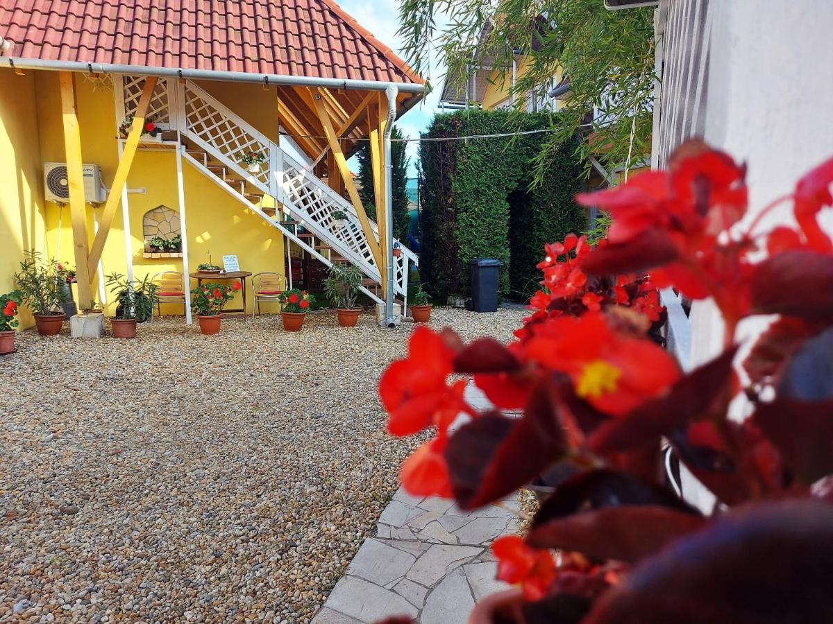 Castello Vendeg Es Apartmanhaz Егер Екстериор снимка