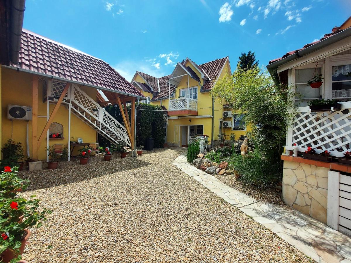 Castello Vendeg Es Apartmanhaz Егер Екстериор снимка