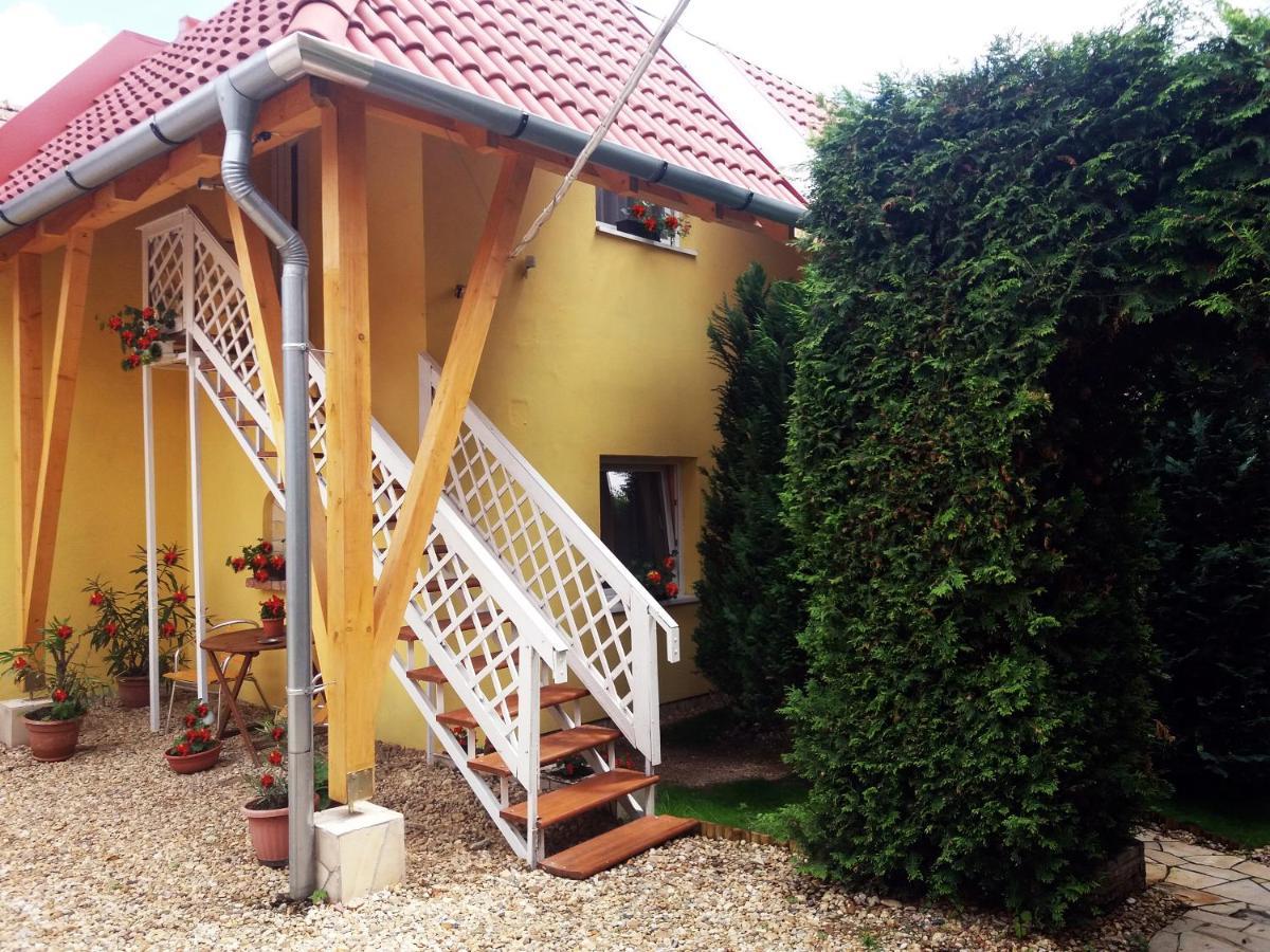 Castello Vendeg Es Apartmanhaz Егер Екстериор снимка