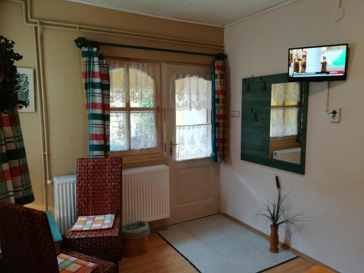 Castello Vendeg Es Apartmanhaz Егер Екстериор снимка
