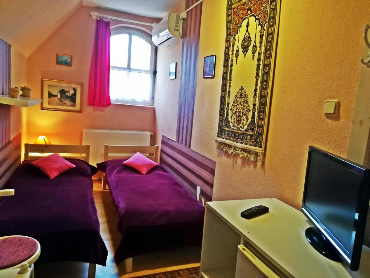 Castello Vendeg Es Apartmanhaz Егер Екстериор снимка