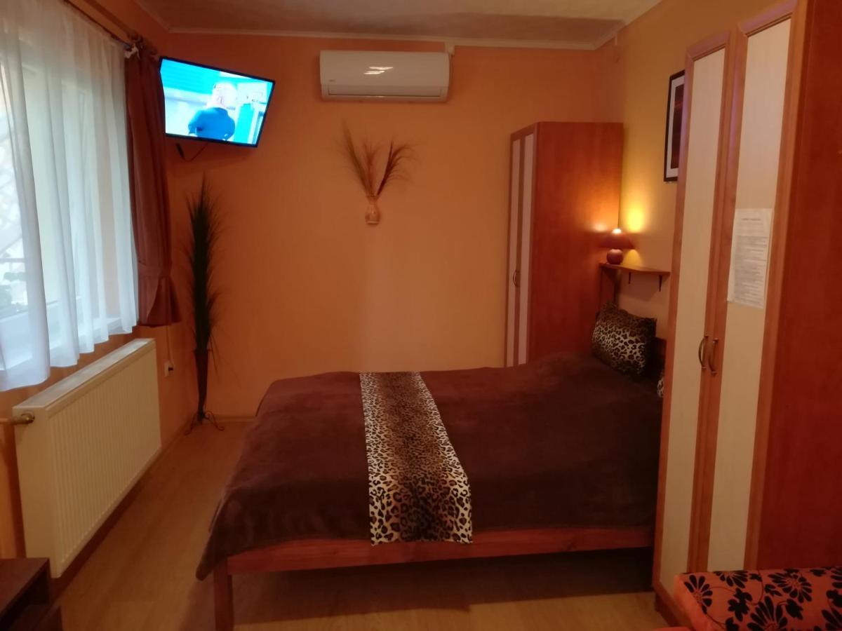 Castello Vendeg Es Apartmanhaz Егер Екстериор снимка