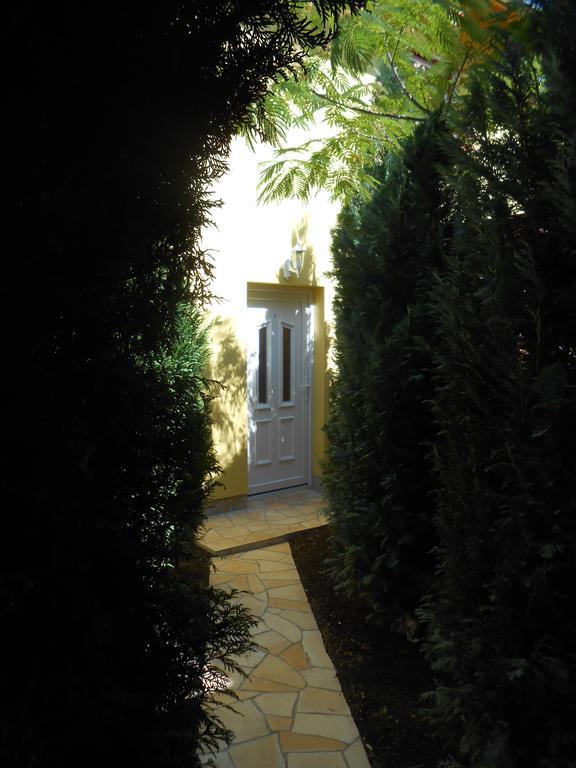 Castello Vendeg Es Apartmanhaz Егер Екстериор снимка