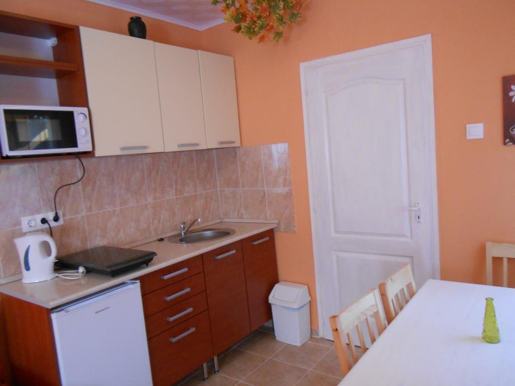 Castello Vendeg Es Apartmanhaz Егер Стая снимка