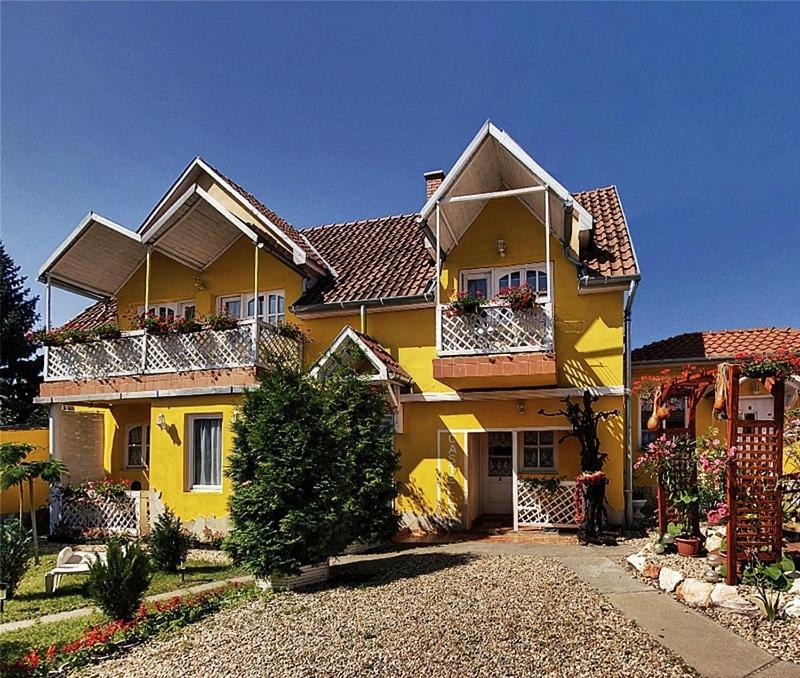 Castello Vendeg Es Apartmanhaz Егер Екстериор снимка