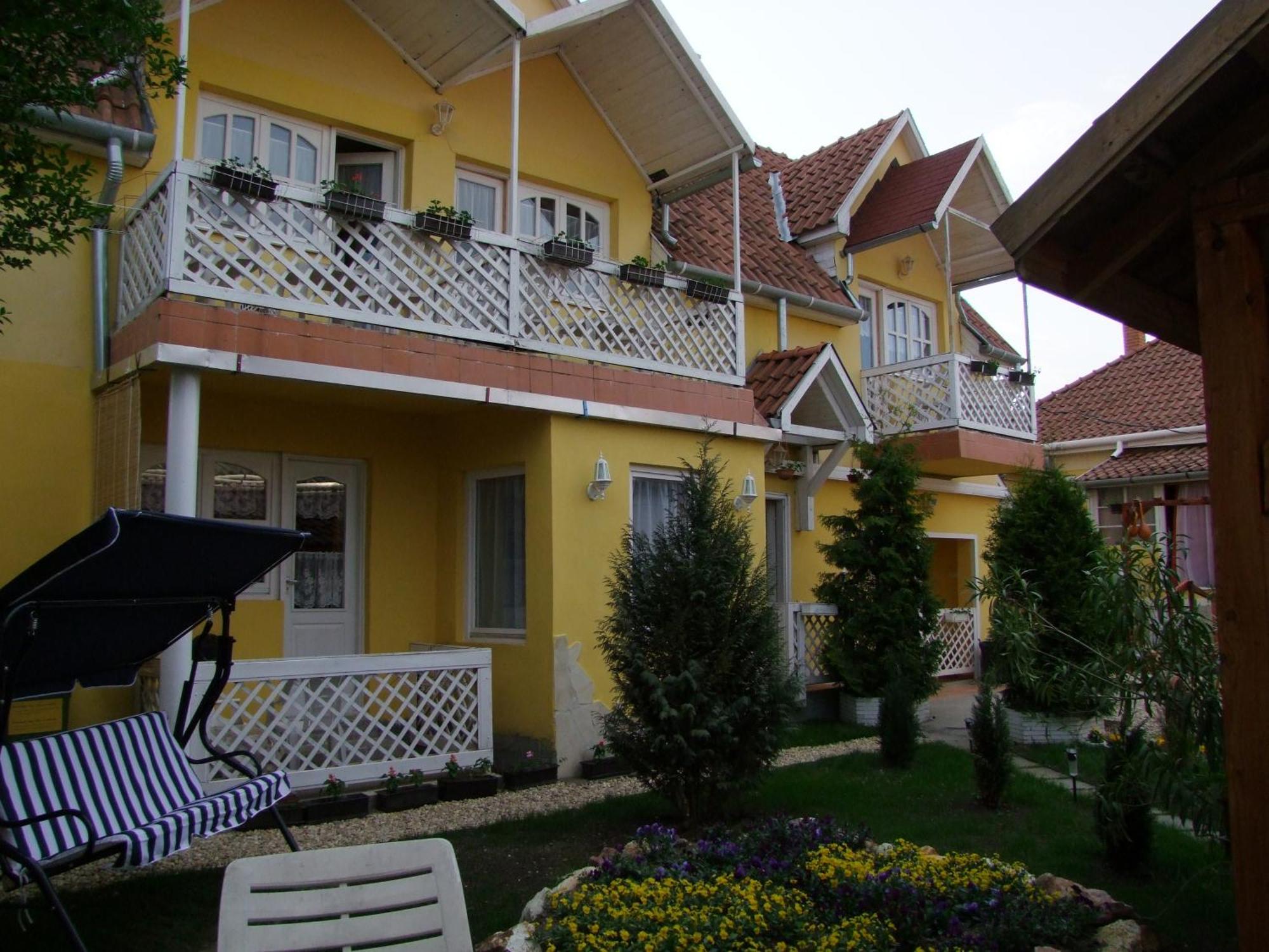 Castello Vendeg Es Apartmanhaz Егер Екстериор снимка