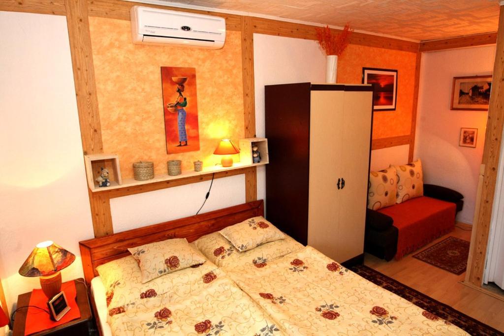 Castello Vendeg Es Apartmanhaz Егер Стая снимка