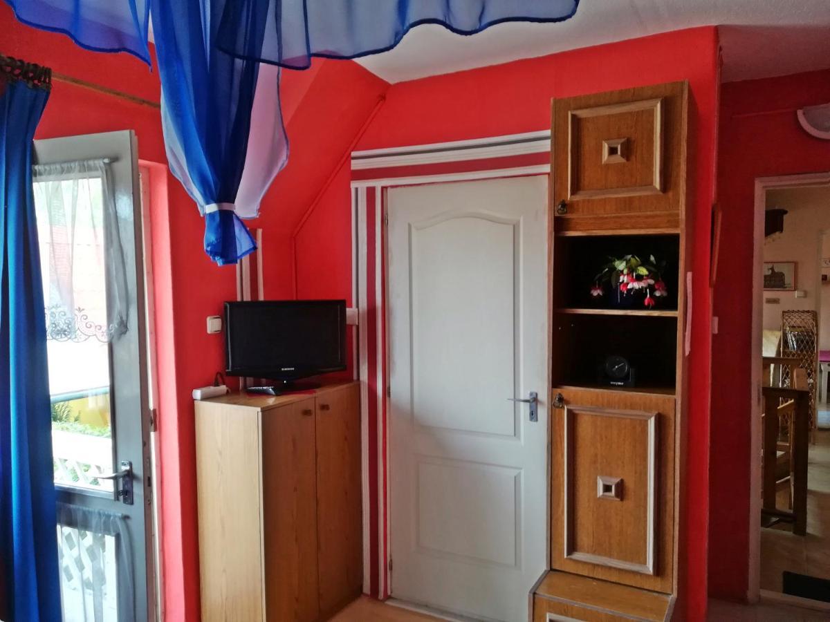 Castello Vendeg Es Apartmanhaz Егер Екстериор снимка